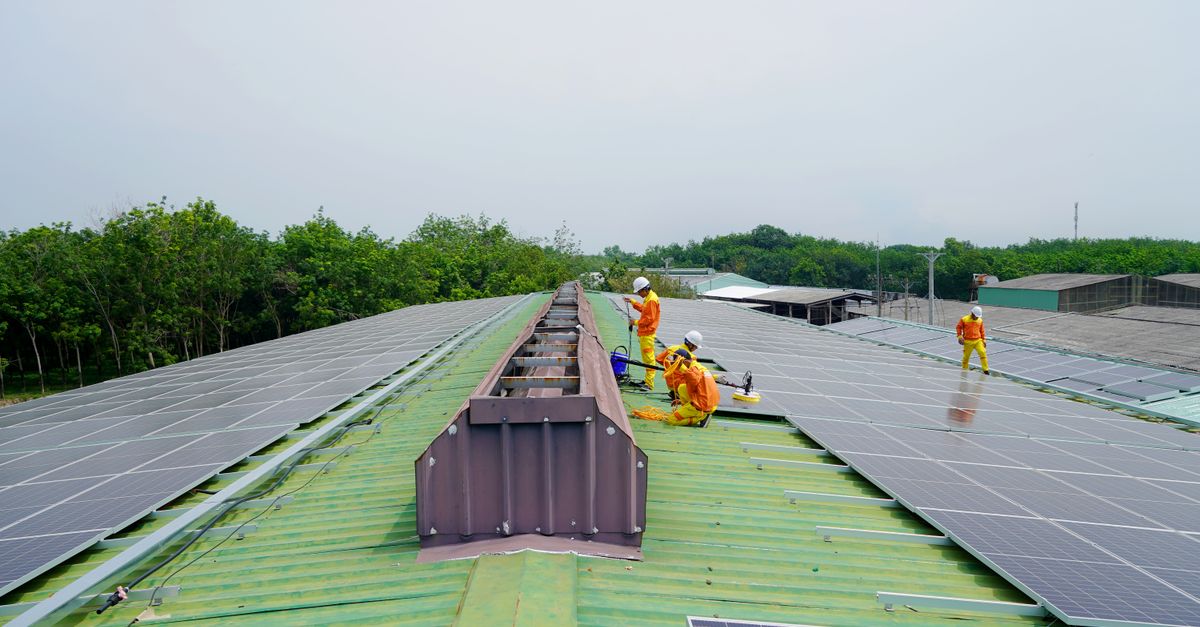 Kỹ sư đang rà soát hóa đơn điện và mặt bằng mái để tính công suất điện mặt trời áp mái sát nhu cầu thực tế.