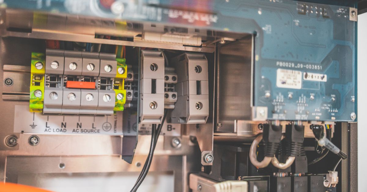 Kỹ thuật viên kiểm tra tương thích inverter, BMS và đấu nối an toàn trước khi đưa pin Zetatech vào vận hành