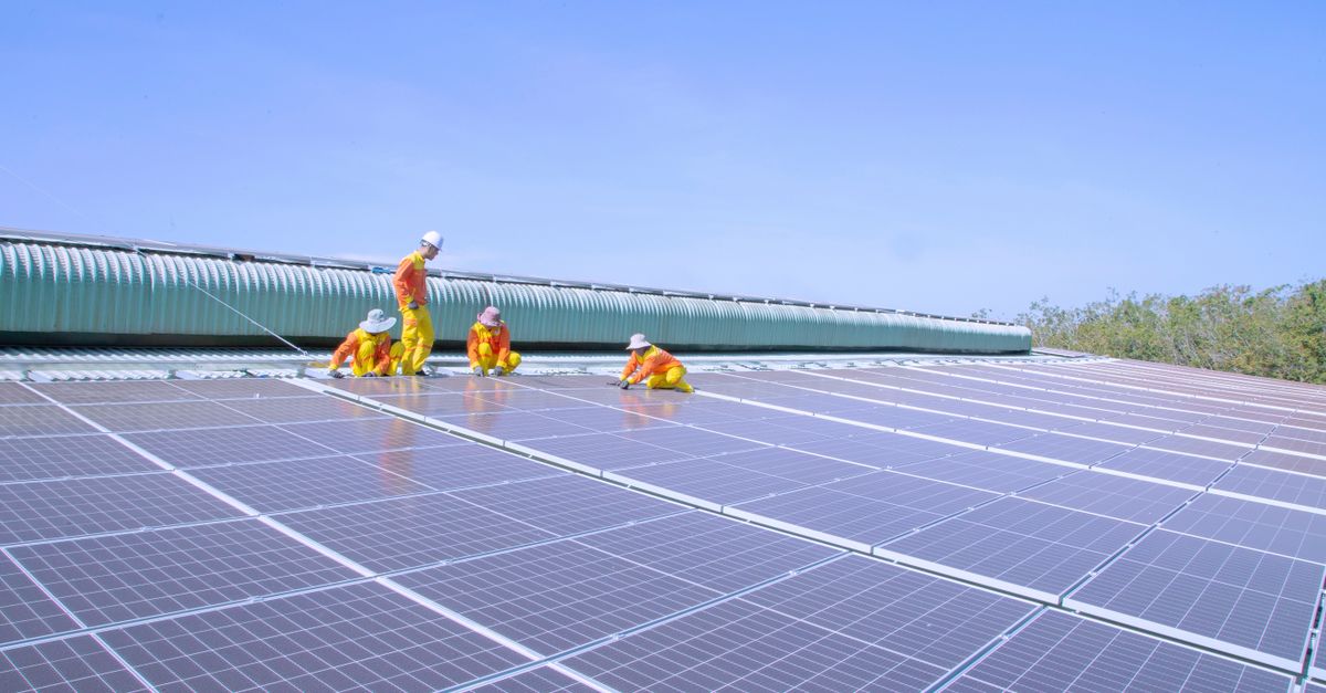 Khảo sát thực tế tấm pin mặt trời trên mái nhà để nhận biết dấu hiệu suy giảm hiệu suất và lão hóa bề mặt