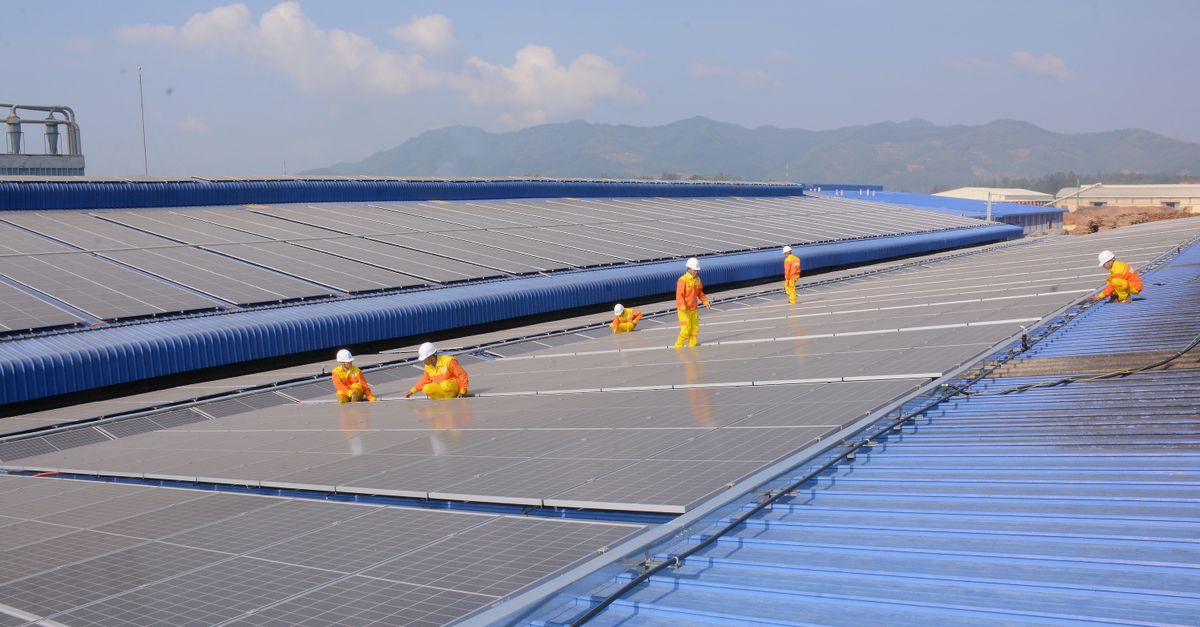 Mô hình điện mặt trời áp mái cho cửa hàng và văn phòng nhỏ với mức dùng điện ban ngày ổn định